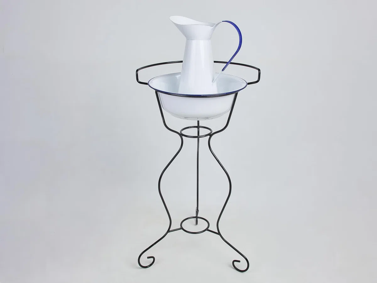 Conjunto Decorativo Vintage con Palangana y Jarra Esmaltadas – con Soporte de Forja, Altura Total 81 cm