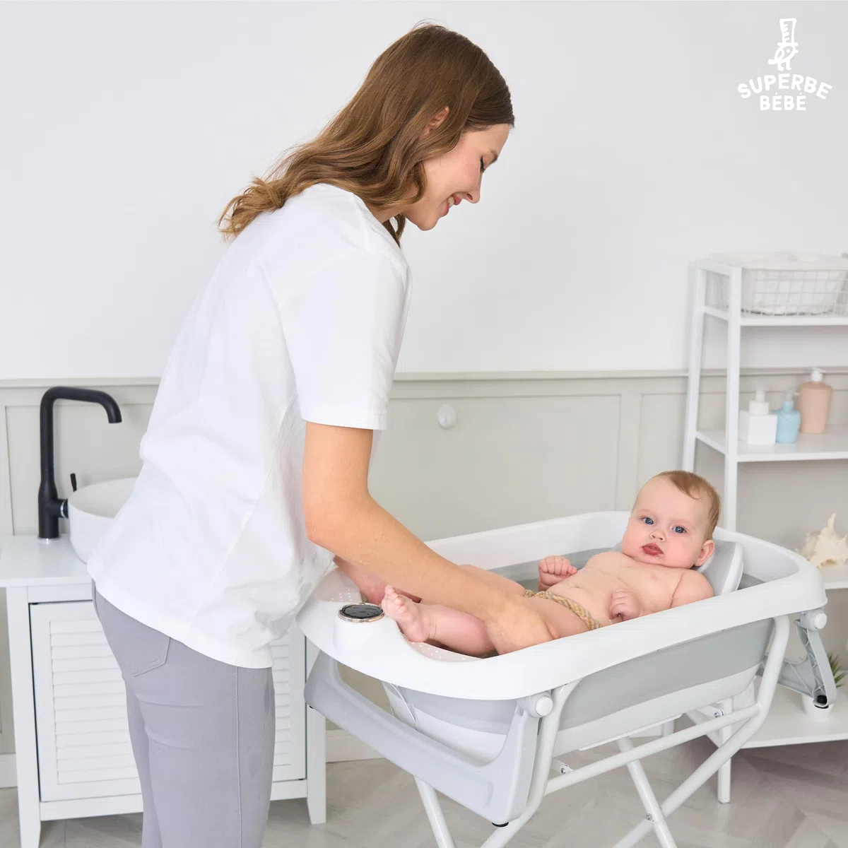 SUPERBE BEBE Bañera Plegable Bebé con Patas y Soporte – Baby Bathtub XXL con Termómetro, Asiento Ergonómico y Tubo de Desagüe – Desde recién nacido hasta 3 años para bebés - Cadeau Bebé