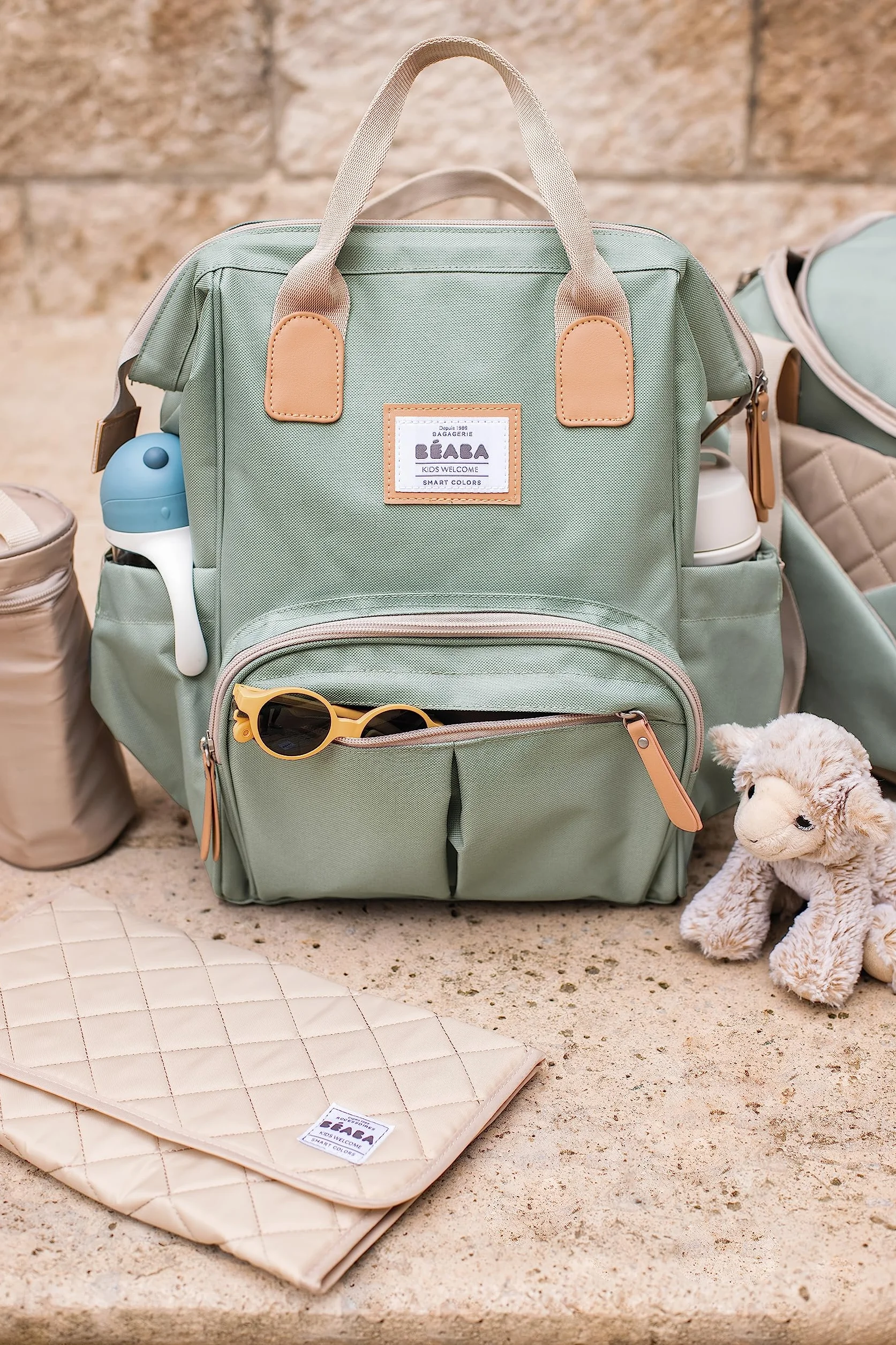 BÉABA, Mochila Cambiador Bebé, Gran Capacidad de Almacenaje, Múltiples Bolsillos, Cambiador Incluido, Gran Apertura, Bolsillos Aislantes, Bolsa de Viaje Multifuncional, Bolsa Wellington, Verde Salvia