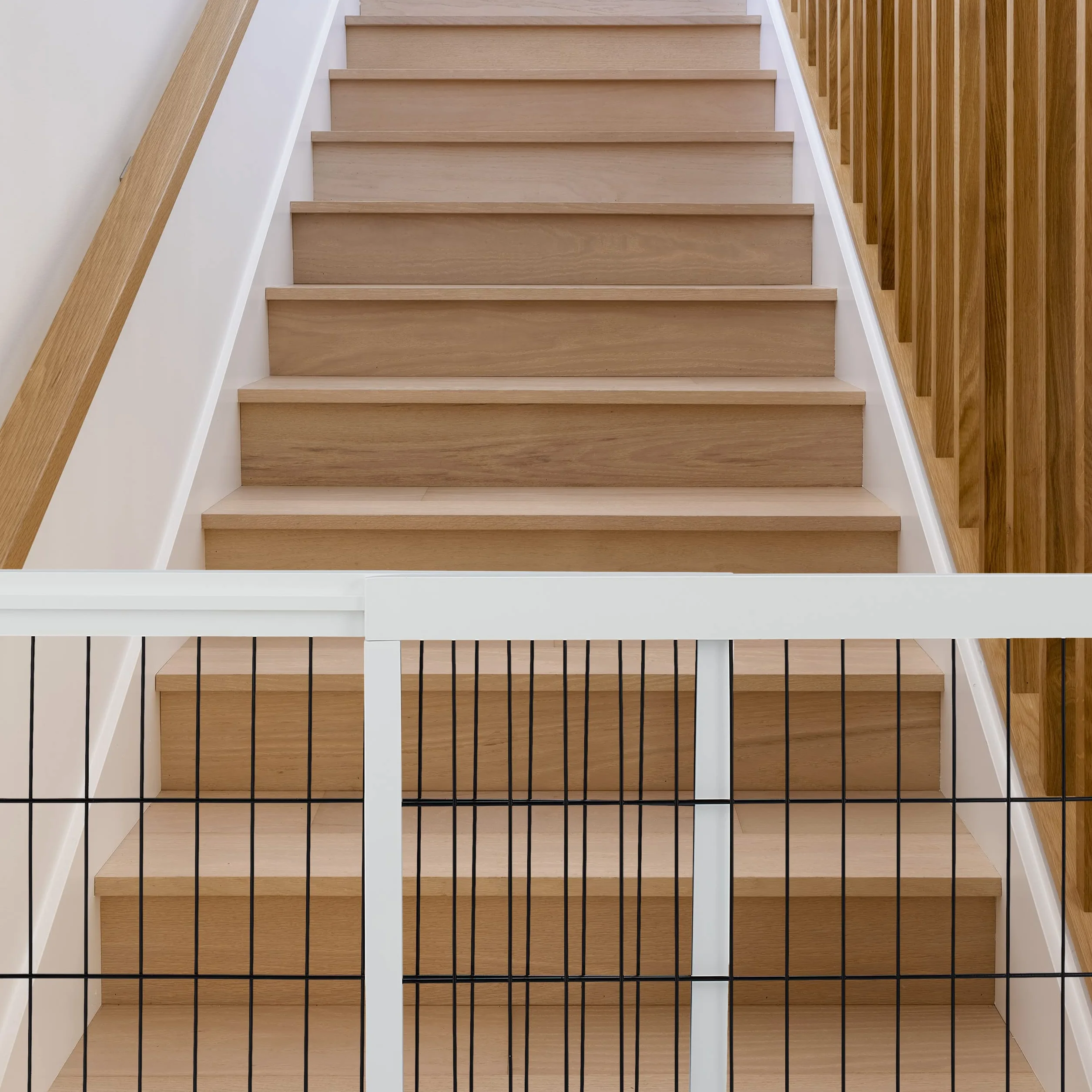 Relaxdays Barrera Seguridad Niños y Perros, Valla Protectora Puerta o Escalera, sin Taladrar, 56 x 70-115cm, Blanca