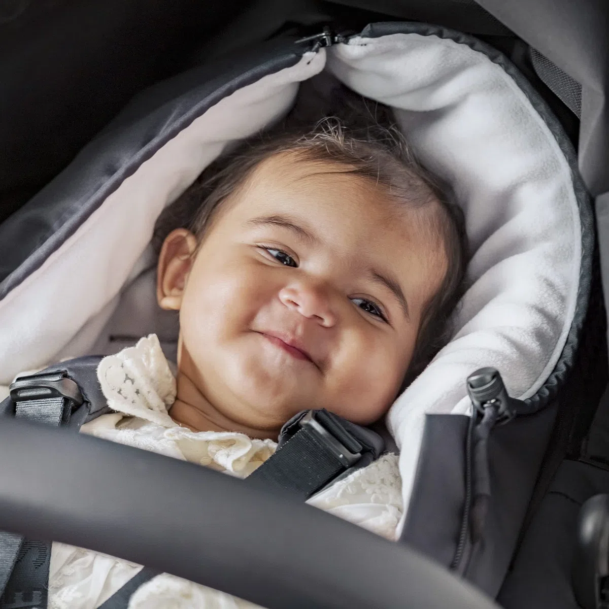 Saco para Silla Stokke Xplory X, Negro Sólido - Mantiene a tu bebé Caliente Durante los Paseos en Tiempo Fresco - Forro de Sonalan y Polar + Exterior Repelente al Agua - Apertura Frontal Ajustable
