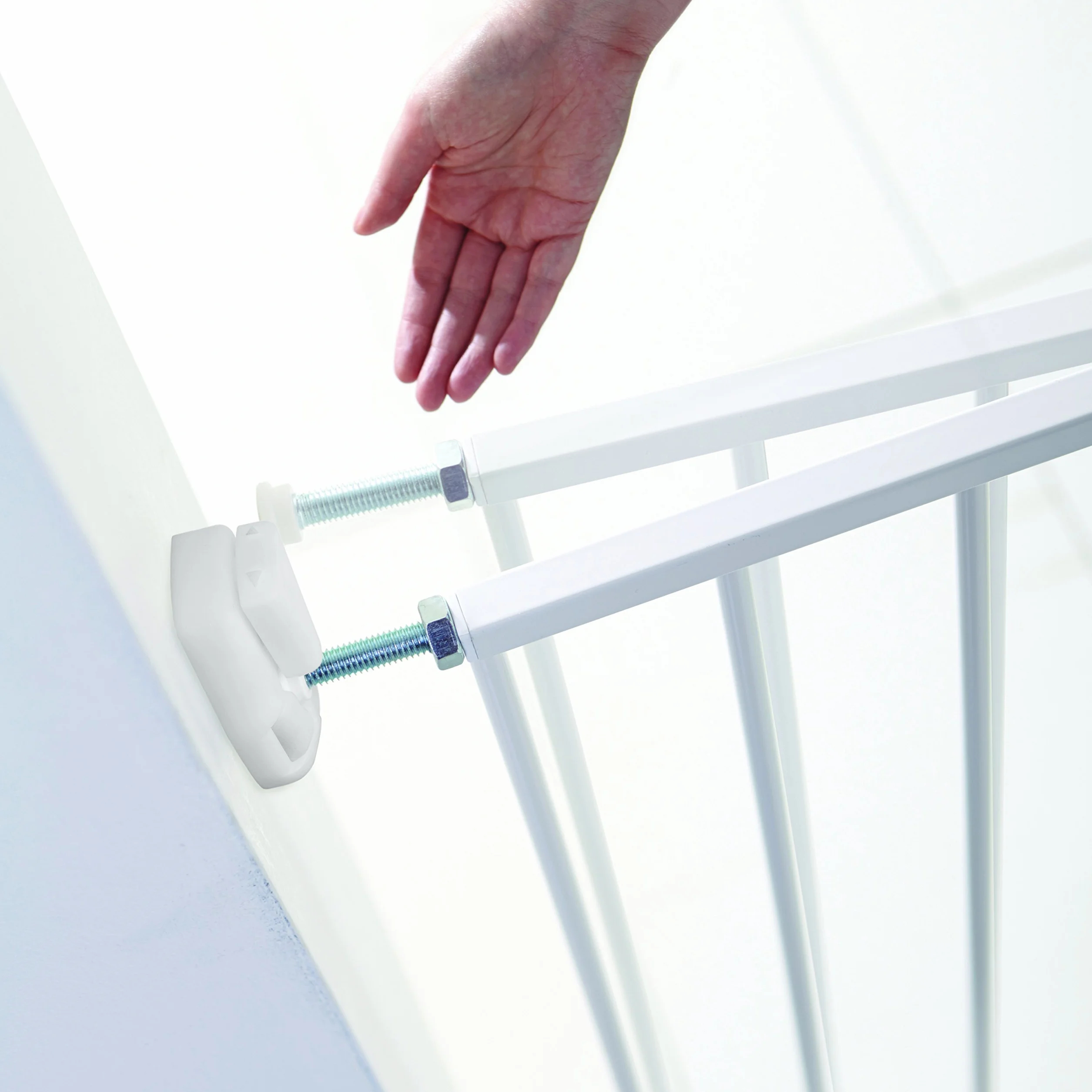 Munchkin Lindam Valla de Seguridad Infantil, Barrera de Escalera para Bebés y Niños Pequeños, Valla Extensible de Montaje Fijo, Puerta de Seguridad para Bebé, Valla Metálica, 64,5-102 cm, Blanco
