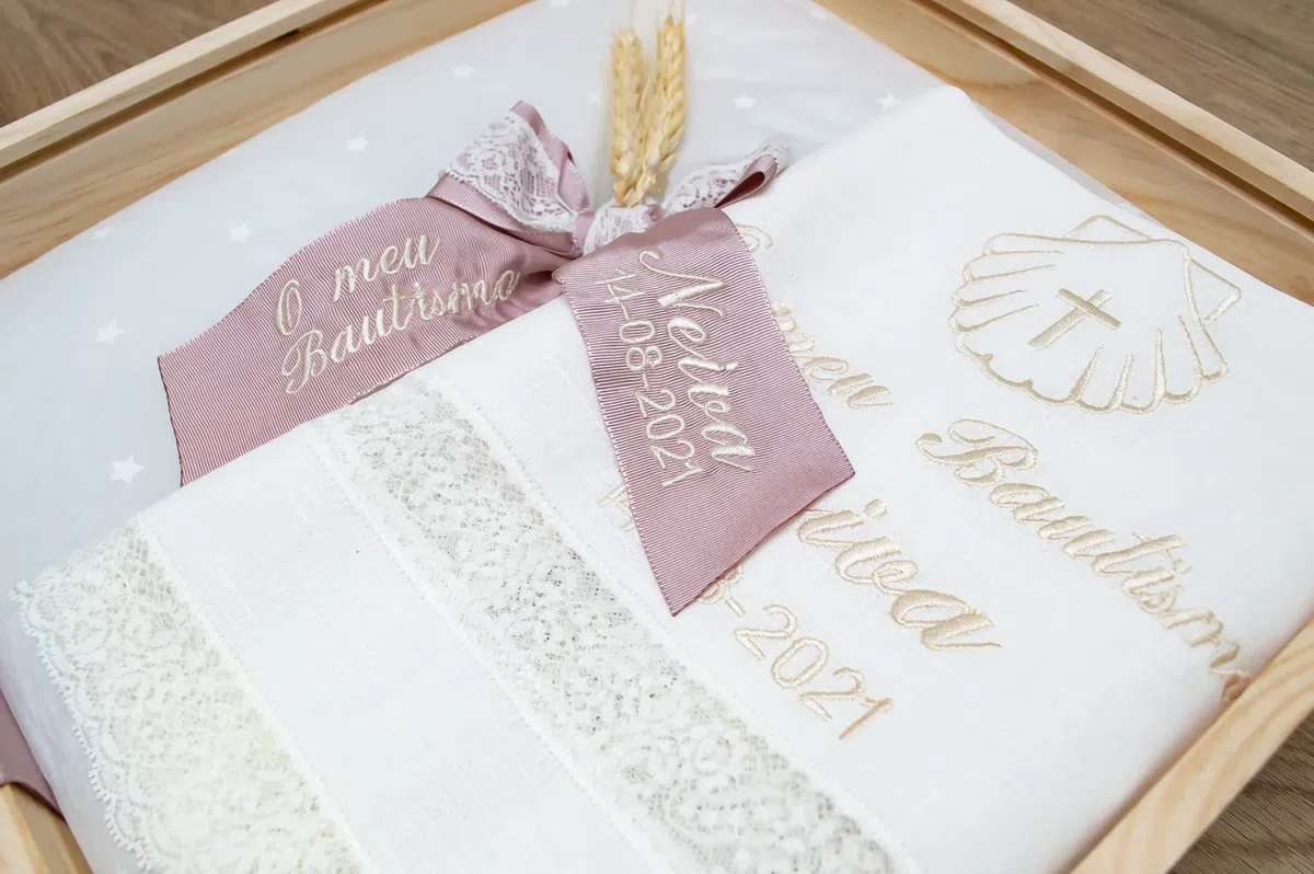 Kit de vela y pañuelo personalizado para Bautizo - Incluye caja de madera grabada – Pack de vela decorada y Paño bordado con nombre y fecha del Bautismo - Modelo Paris (Rosa Maquillaje)