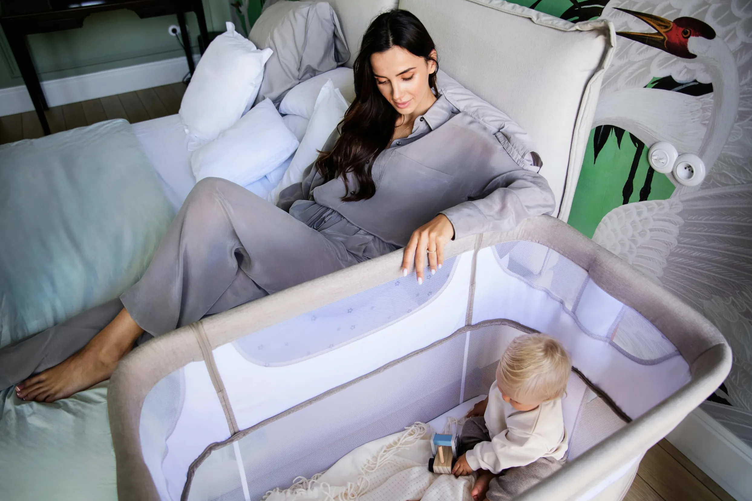 Momi La Cuna Smart Bed multifunción 4 en 1, Cuna colecho y Parque, para niños de hasta 15 kg, con Ajuste de Altura de 5 Posiciones, con colchón, Correas de sujeción y Ruedas