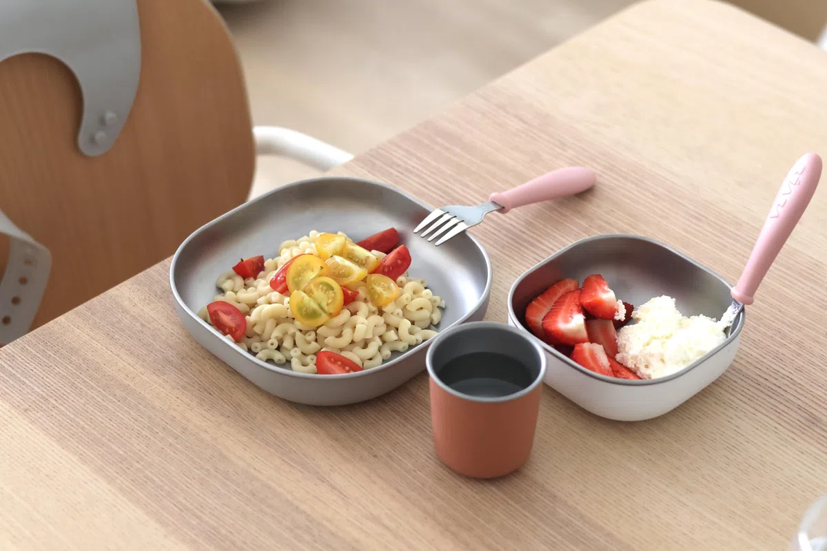 Béaba Juego de Comida Bebé de Acero Inoxidable, 3 Piezas, Vaso y 2 Platos, Apto para Microondas y Lavavajillas, Sano y Resistente, Ligero, Irrompible, Antideslizante con Tapa de Silicona, Terracotta
