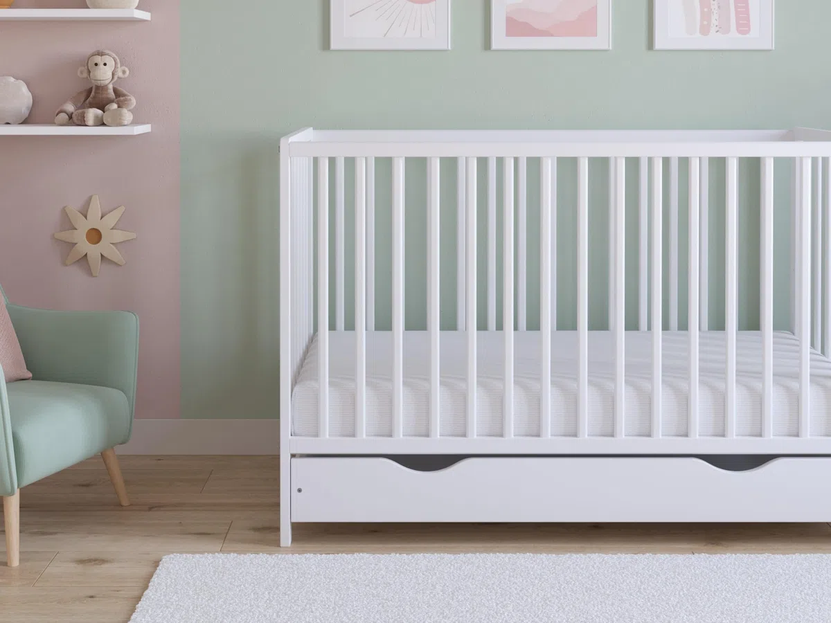 Love For Sleep Asher Cuna para Bebé 120x60 cm con Colchón de Espuma de Microfibra Acolchada – Cama Infantil de Madera Convertible en Cama para Niño con Cajón Grande y Barandilla Blanco