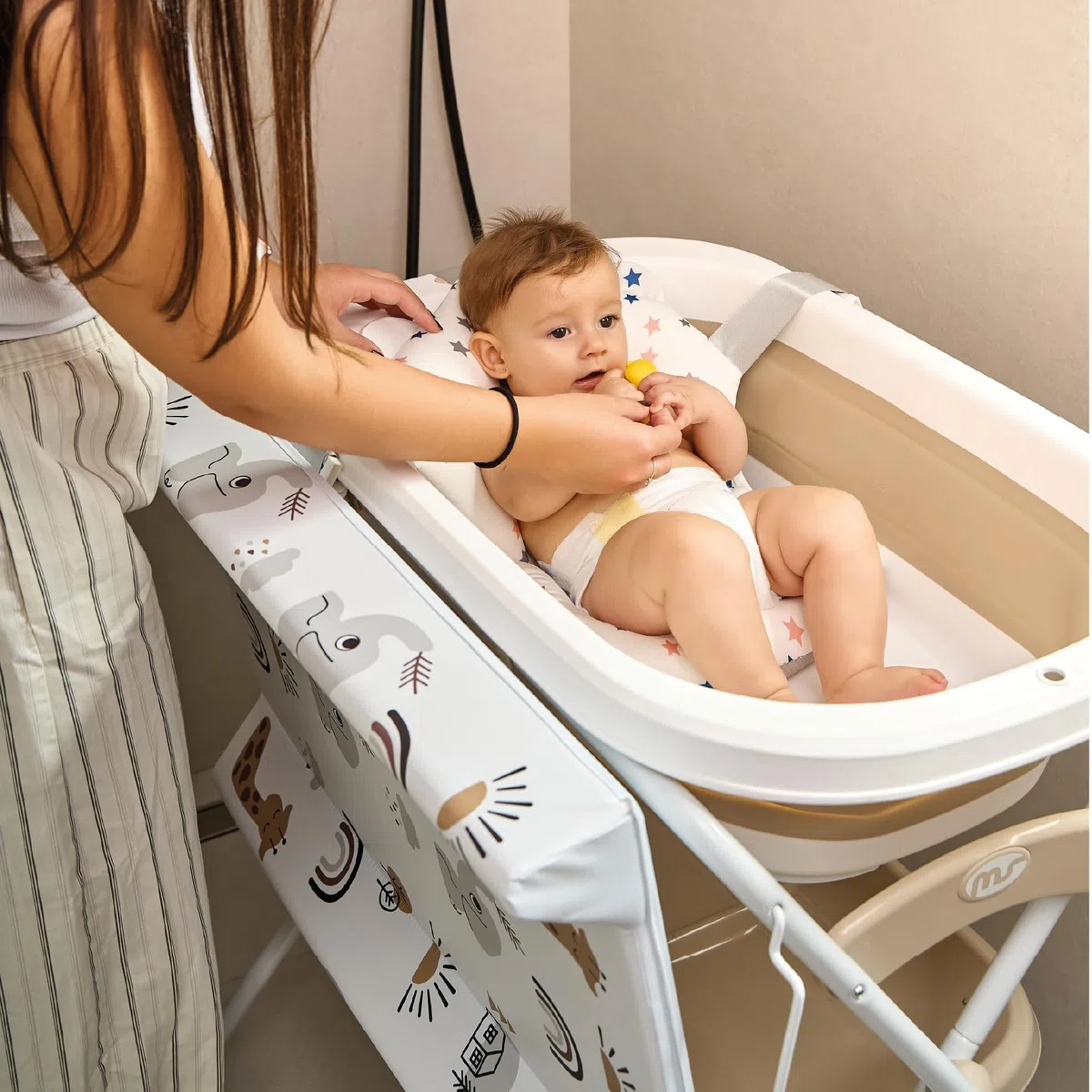 Ms BabyWorld ZOE - Bañera Bebe con Patas, Cambiador, Cojín Reductor y Cesta Portaobjetos - Comoda, Facil de Guardar, con Tapón y Patas Antideslizantes - Bañera Bebé Plegable y Portatil (Gris)