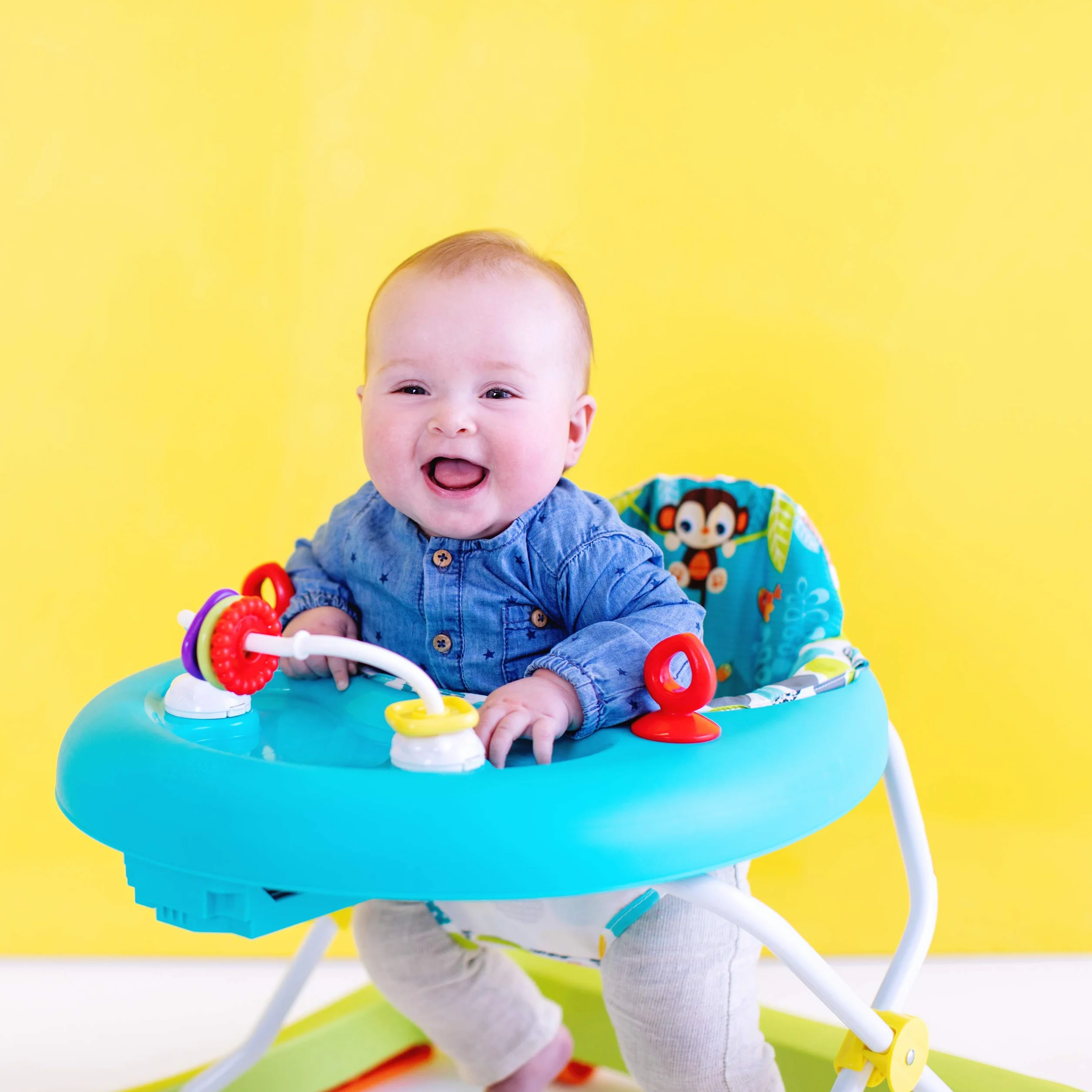 Bright Starts, Andador Primeros Pasos Plegable para Bebés Giggling Safari, juguete de ábaco divertido y colorido, altura ajustable, asiento extraíble, lavable a máquina, a partir de 6 meses