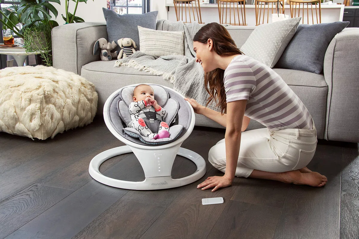 Munchkin Hamaca Eléctrica, Mecedora de Bebé y Recién Nacido con Bluetooth, Silla Portátil, con Movimiento y Sonidos, Gris/Blanco