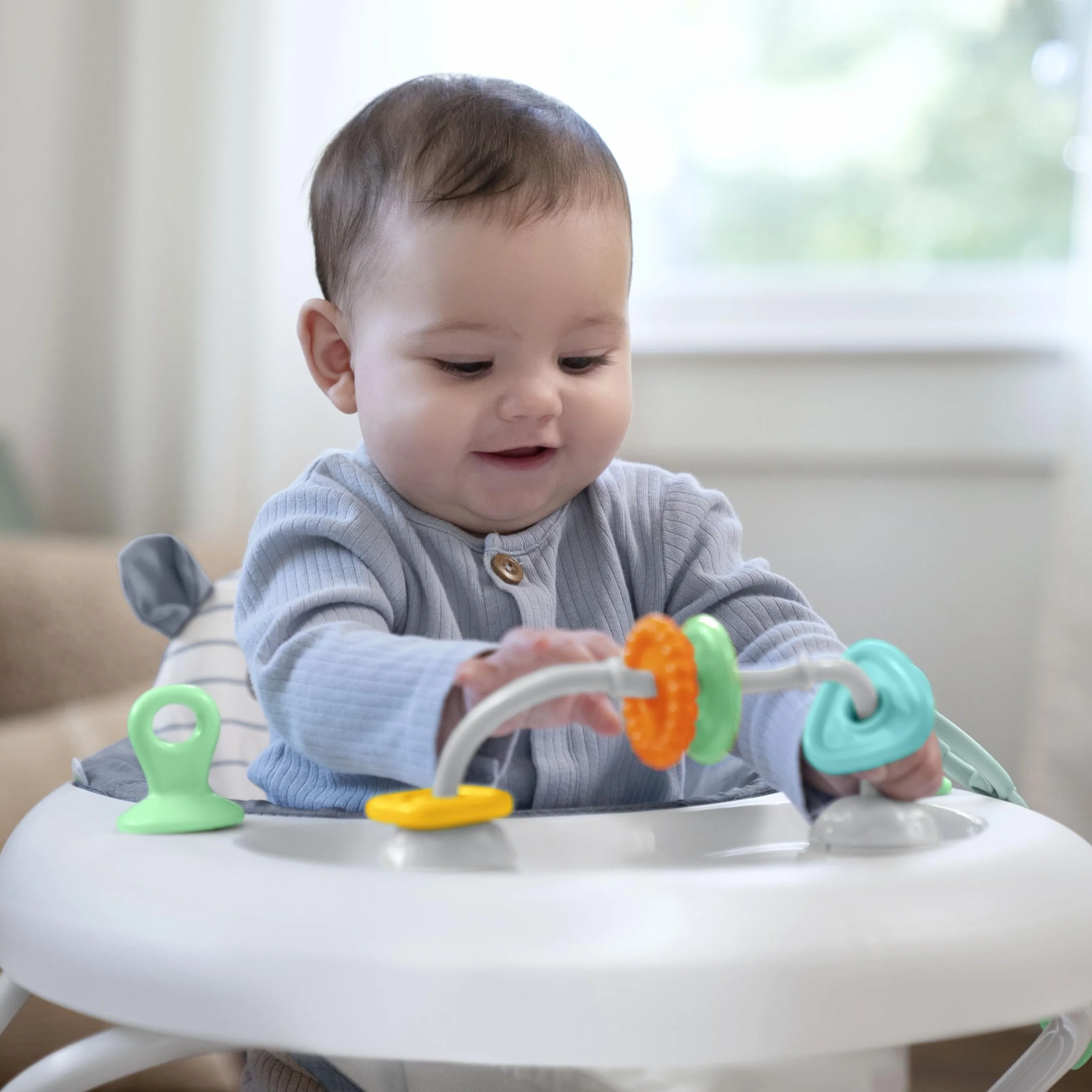 Ingenuity, Andador Interactivo Smooth Strides, Chambray, Promueve el Desarrollo con Barra de Altura Ajustable en 3 Posiciones, Juguetes Incluidos, Diseño Compacto y Seguro, Para Bebés de 6 a 12 Meses