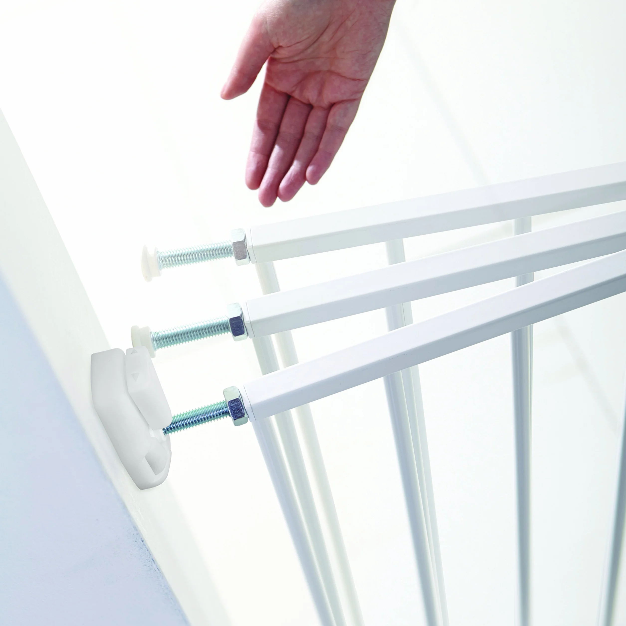 Munchkin Lindam Valla de Seguridad Infantil, Barrera de Escalera para Bebés y Niños Pequeños, Valla Extensible de Montaje Fijo, Puerta de Seguridad para Bebé, Valla Metálica, 64,5-102 cm, Blanco