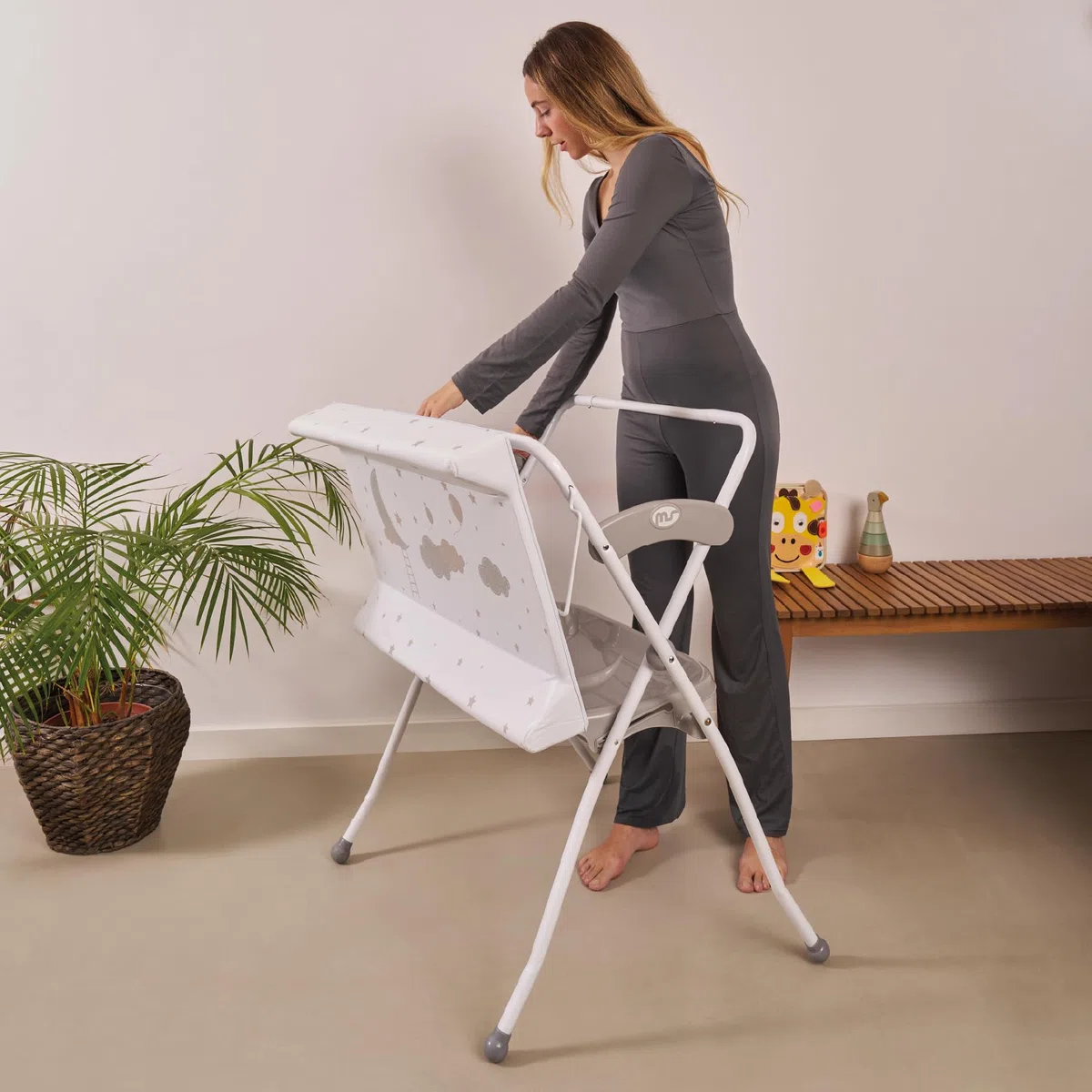 Ms BabyWorld ZOE - Bañera Bebe con Patas, Cambiador, Cojín Reductor y Cesta Portaobjetos - Comoda, Facil de Guardar, con Tapón y Patas Antideslizantes - Bañera Bebé Plegable y Portatil (Gris)