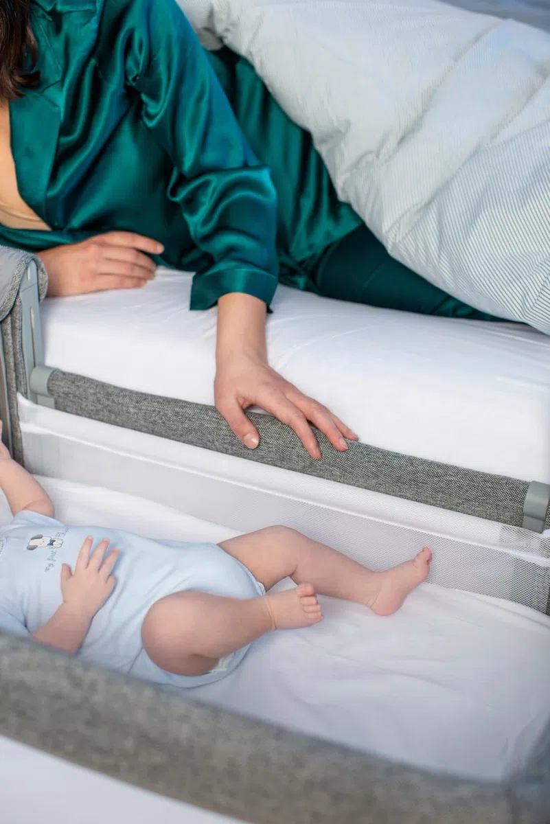 Chicco Next2Me Magic EVO Cuna Bebé Lado de la Cama, con Modo Mecedora, Inclinable, Barandilla Abatible, Altura Ajustable, 4 Ruedas, Colchón y Bolsa de Viaje Incluidos, Gris Oscuro