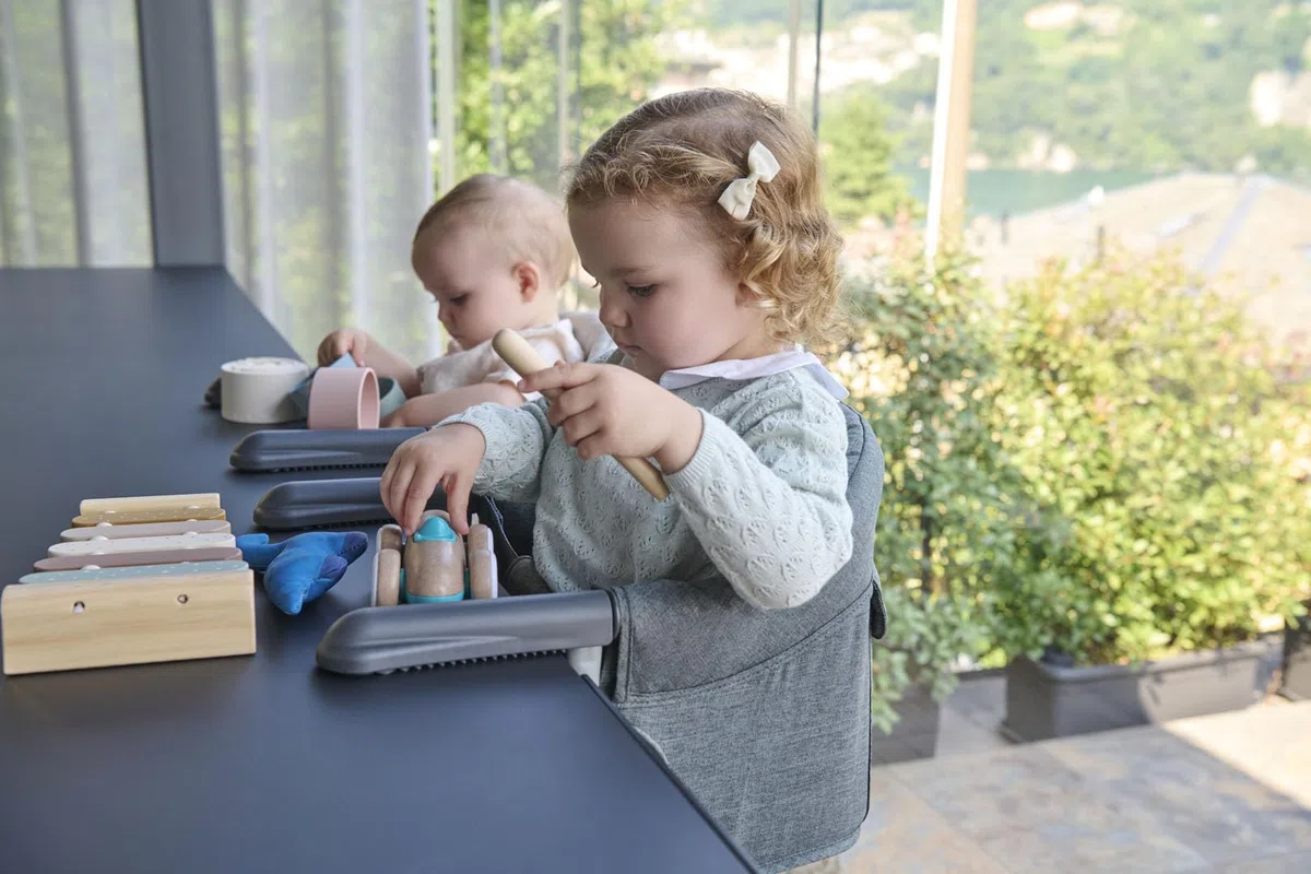 Inglesina Fast, Asiento de Mesa Plegable, Azul (Ocean Navy), Fácil de Transportar, Lavable, Instalación Segura, Hasta 15 kg, 35 x 27 42 cm