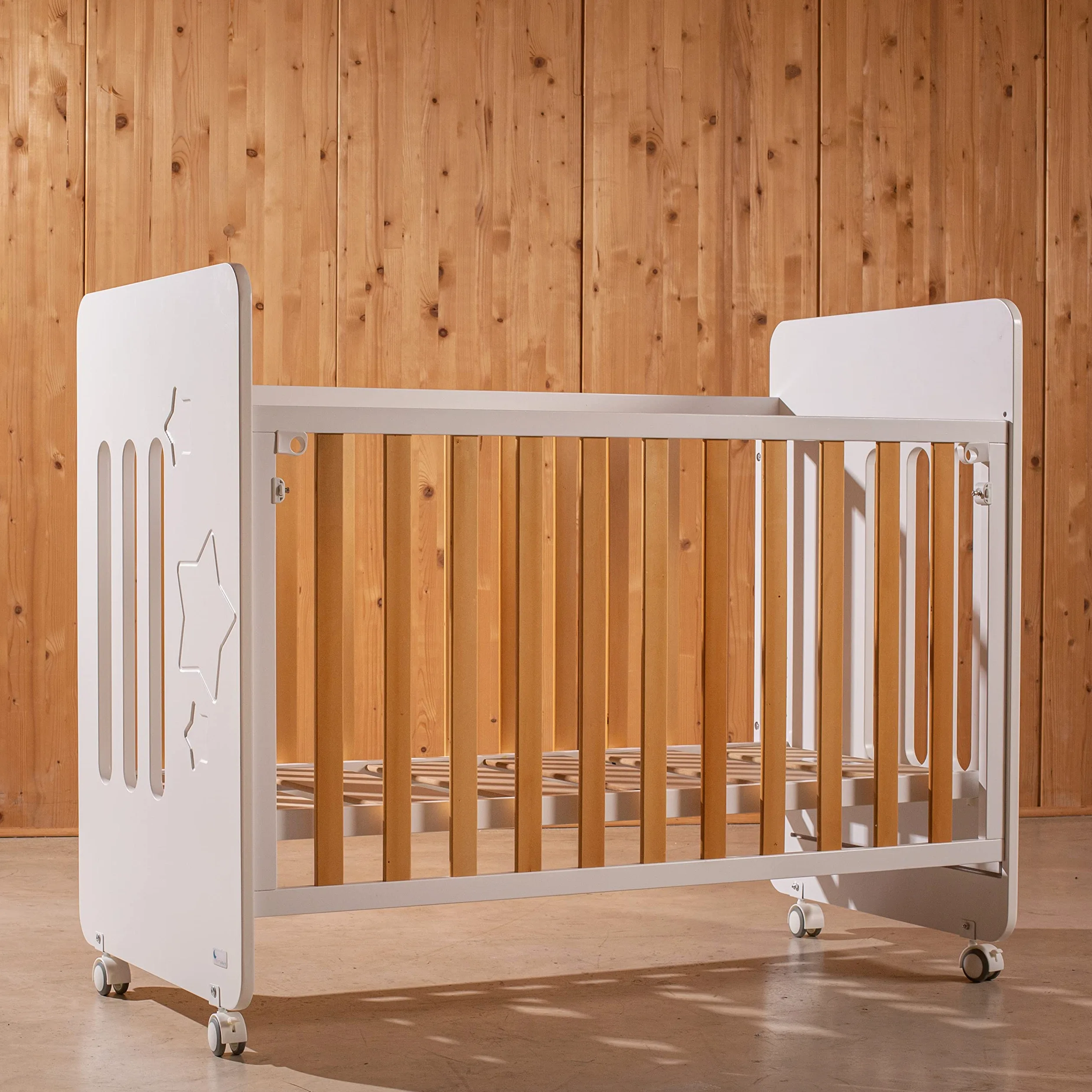 Interbaby Cuna Bebé Madera Star Nature | Cuna 120x60 con Lateral Abatible y 8 Posiciones de Somier | Madera Sostenible, Ruedas con Freno | Homologada Normativa Europea | Blanca