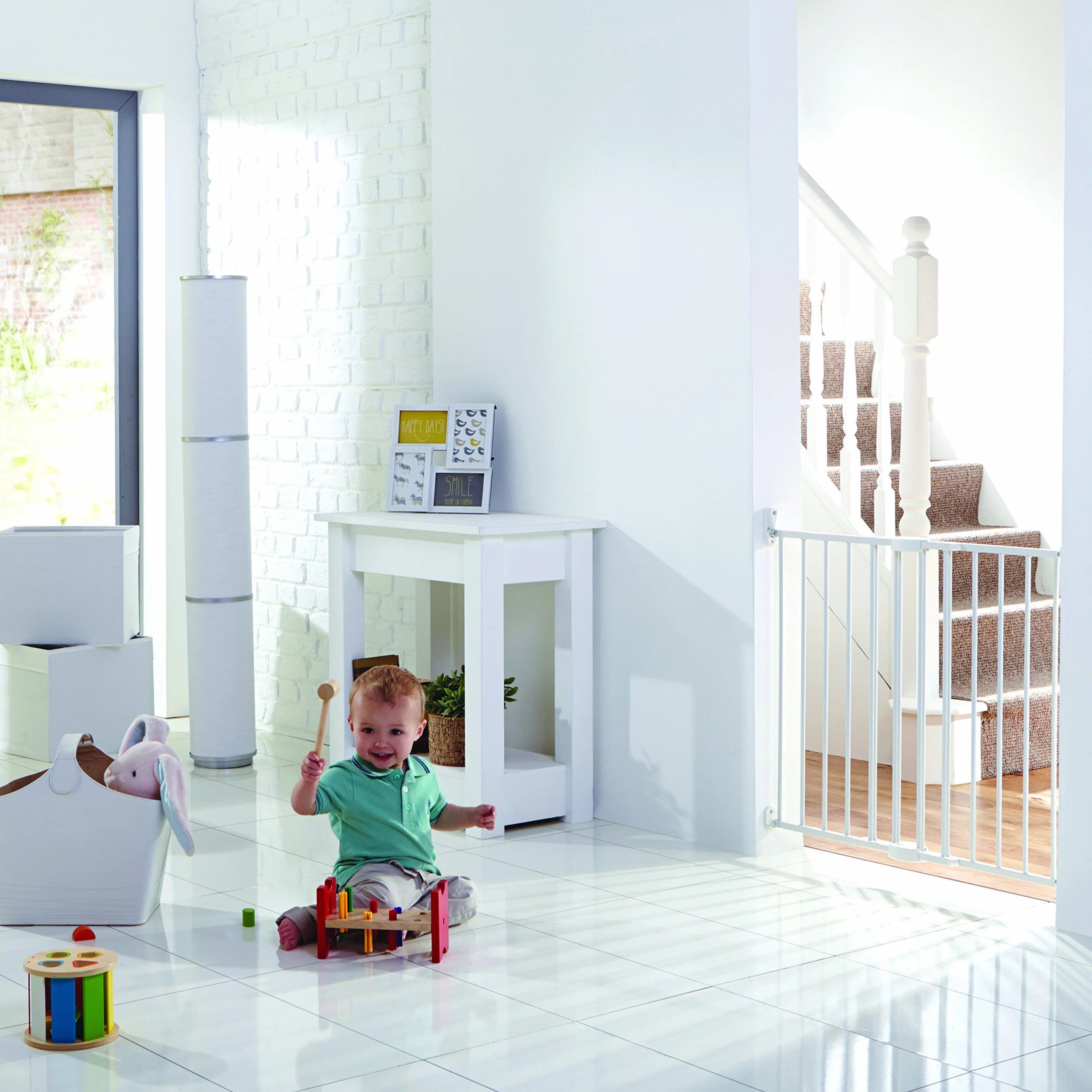 Munchkin Lindam Valla de Seguridad Infantil, Barrera de Escalera para Bebés y Niños Pequeños, Valla Extensible de Montaje Fijo, Puerta de Seguridad para Bebé, Valla Metálica, 64,5-102 cm, Blanco