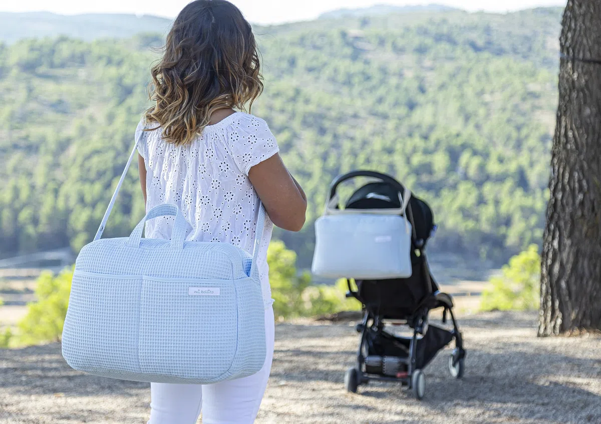 Bolso de maternidad Crossbody para carrito de bebé y para hospital. Bolsa organizadora práctica y elegante de gran capacidad. Producto fabricado en España.