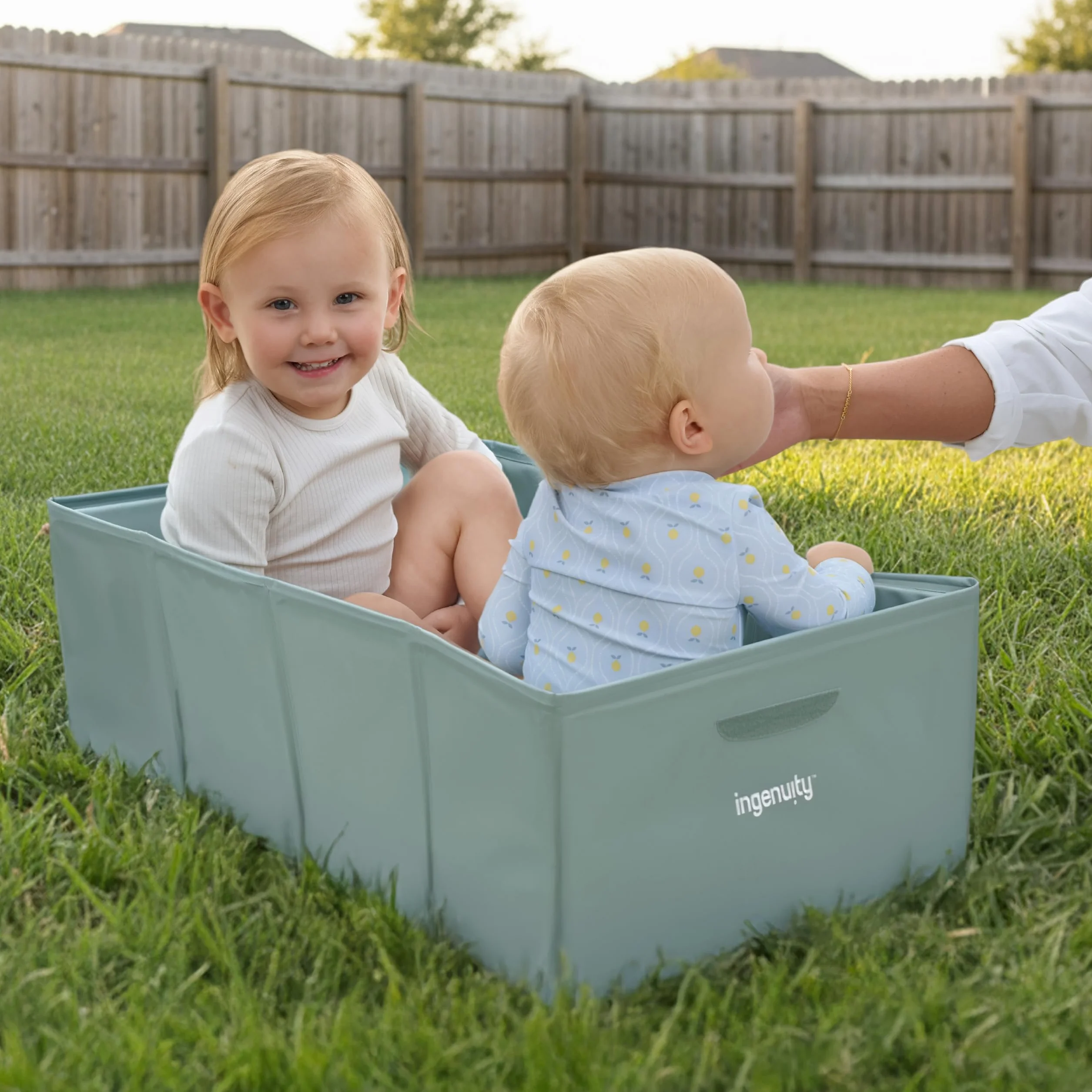 Ingenuity, Bañera para Niños Pequeños Tuckaway, Convierte la Ducha en Bañera, Plegable para Fácil Almacenaje, Diseño Compacto, Fácil de Limpiar, No Requiere Montaje, Para 12 Meses a 5 Años