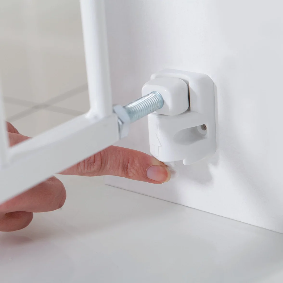Munchkin Lindam Valla de Seguridad Infantil, Barrera de Escalera para Bebés y Niños Pequeños, Valla Extensible de Montaje Fijo, Puerta de Seguridad para Bebé, Valla Metálica, 64,5-102 cm, Blanco