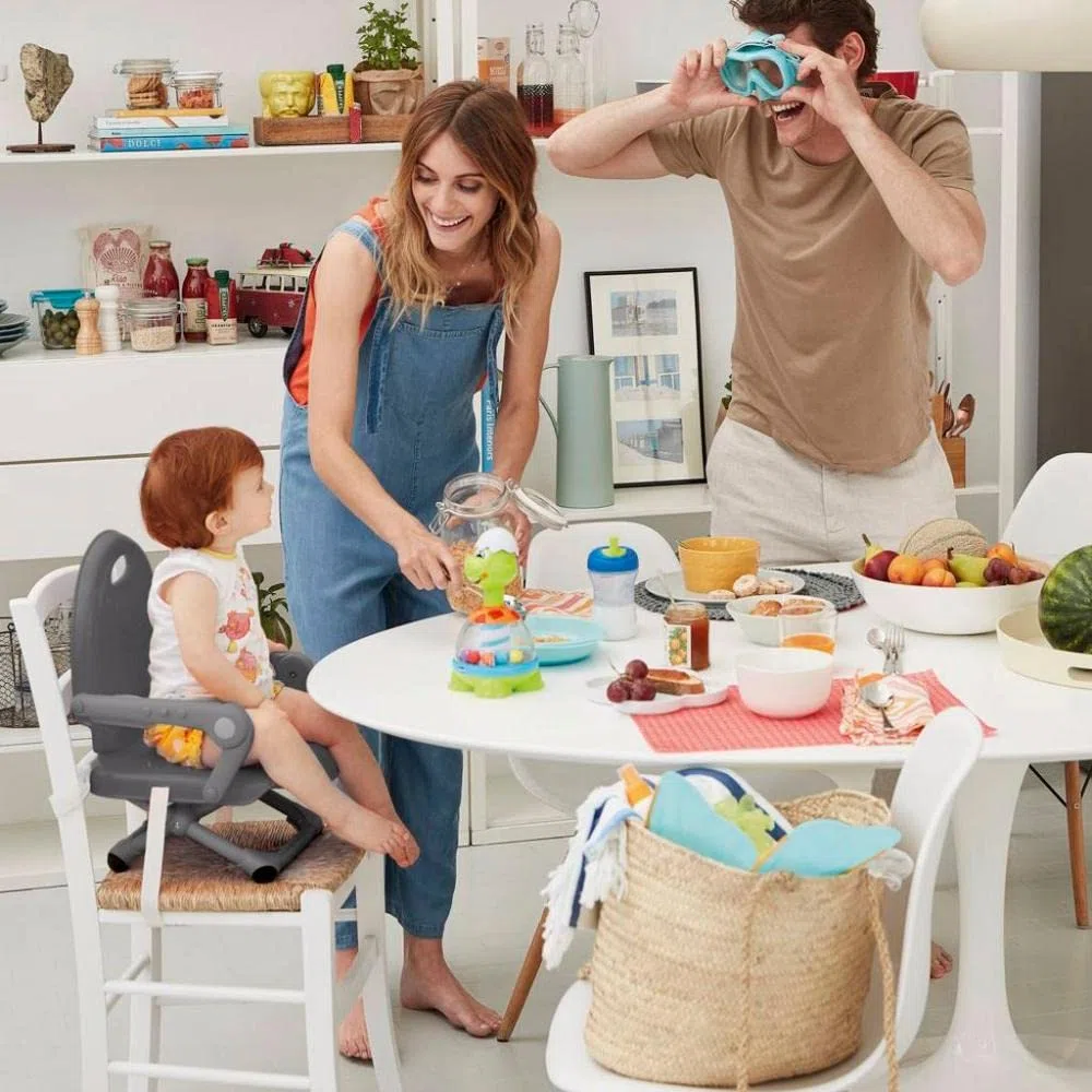 Chicco Pocket Snack Alzador de Silla para Niños para Comer, Apto de 6 Meses hasta 3 Años (15 kg), Trona de Viaje Portátil y Ajustable para Bebés, Compacta y con Bandeja Desmontable - Gris (Dark Grey)