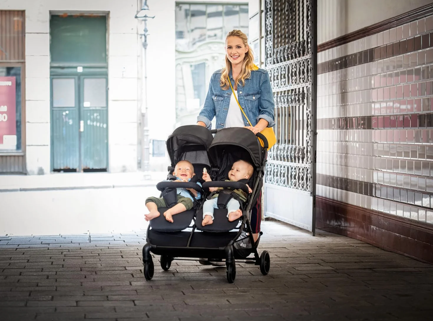 hauck Swift X Duo Carro Gemelar - Silla de Paseo 2 Niños Superligera - Cochecito para Hermanos - Plegado Compacto - Respaldos y Reposapiés Reclinables - hasta 30 kg - Negro