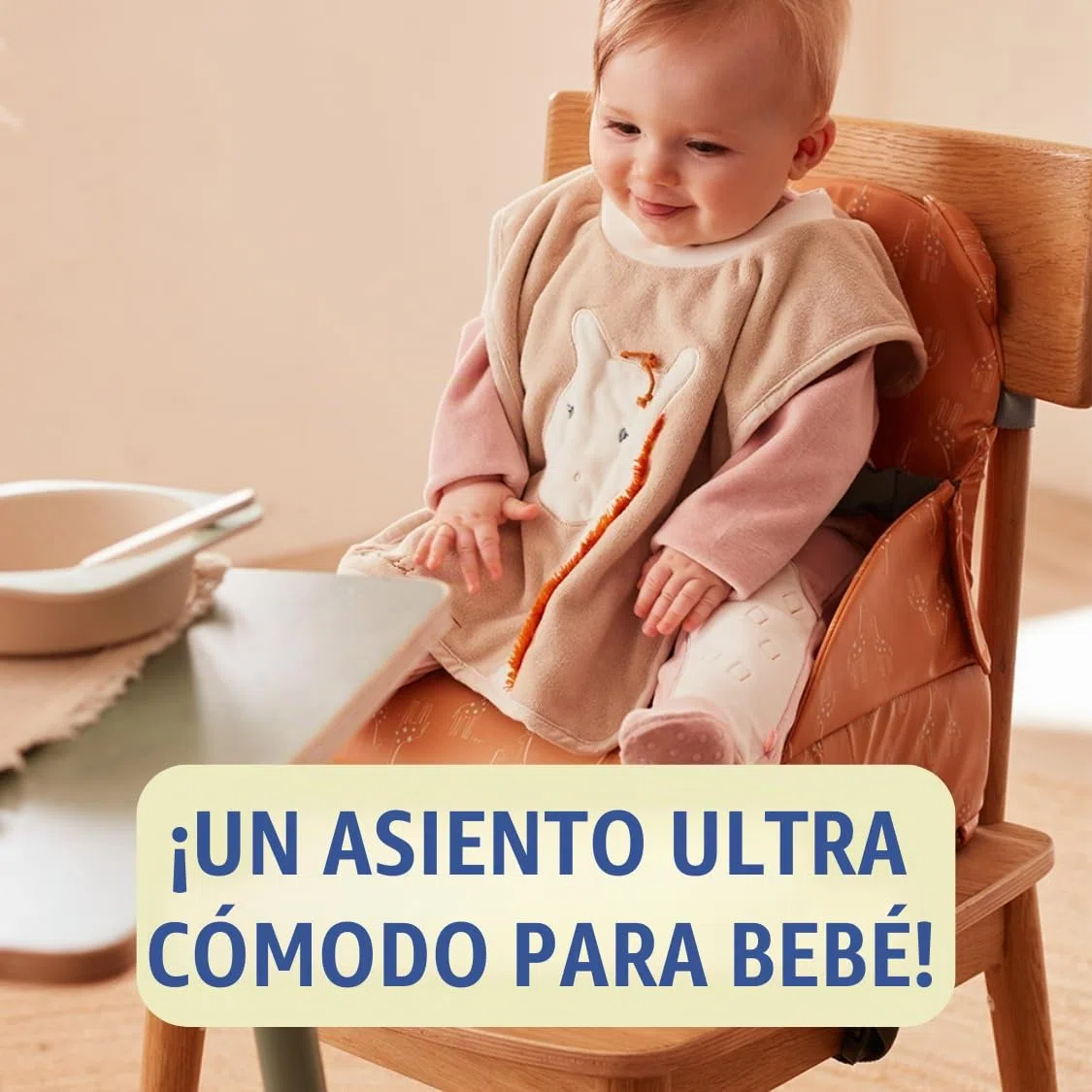 NOUKIE'S – Elevador Ocre bebé de 9 meses a 3 años, silla infantil con respaldo y cojín- Ligero, plegable y nómada, arnés, seguridad, impermeable, extraíble y lavable, máximo 13 kg, ideal para viajar