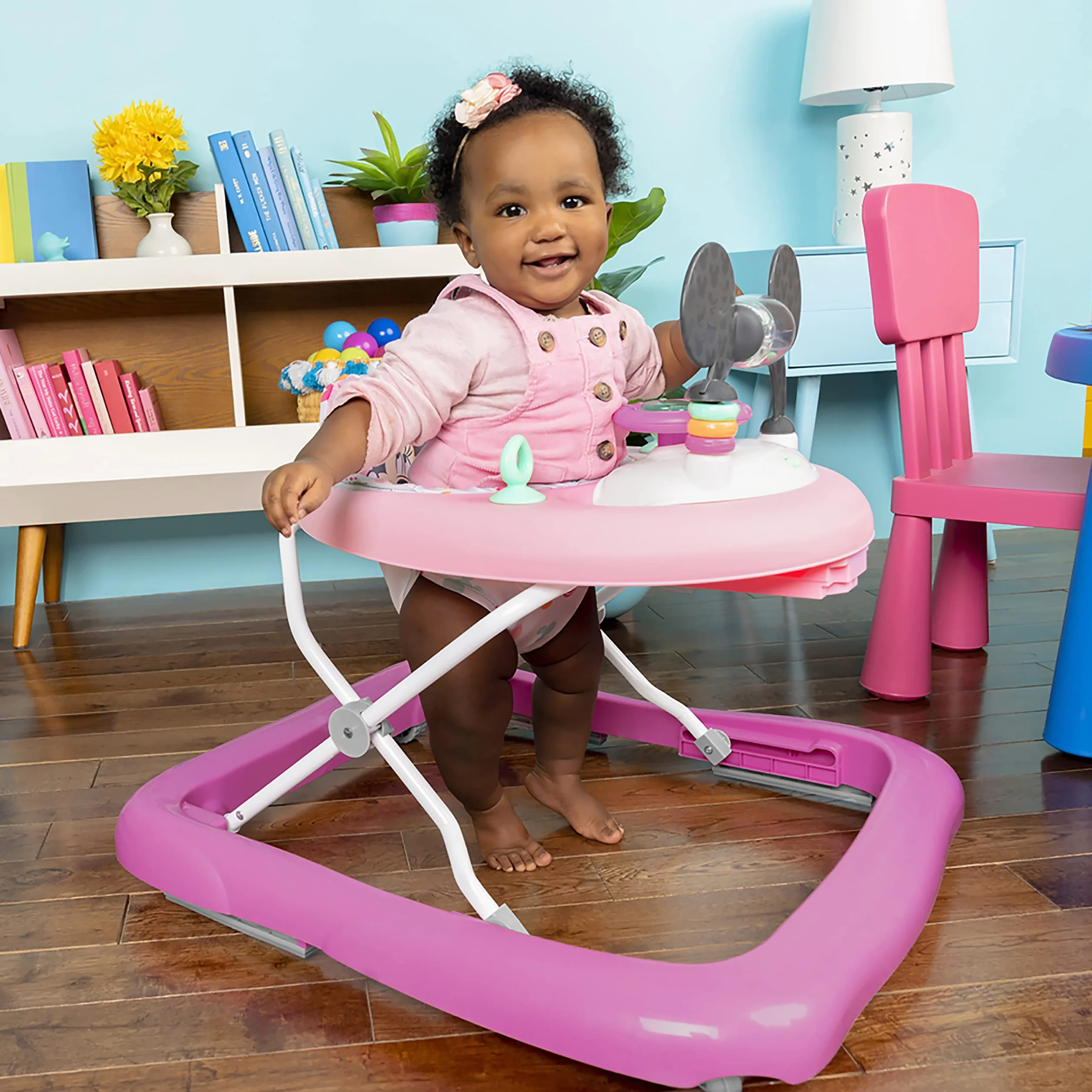 Bright Starts, Disney Baby Minnie Mouse, Tiny Trek, Forever Besties 2 en 1 Andador con estación de juegos desmontable, luces y canciones, altura ajustable, a partir de 6 meses