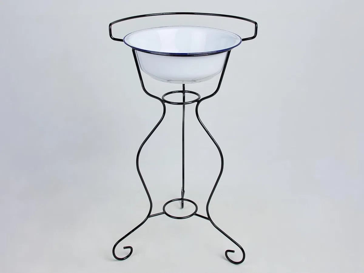 Palangana Esmaltada Blanca con Soporte de Forja – Estilo Vintage Decorativo, Altura 81 cm