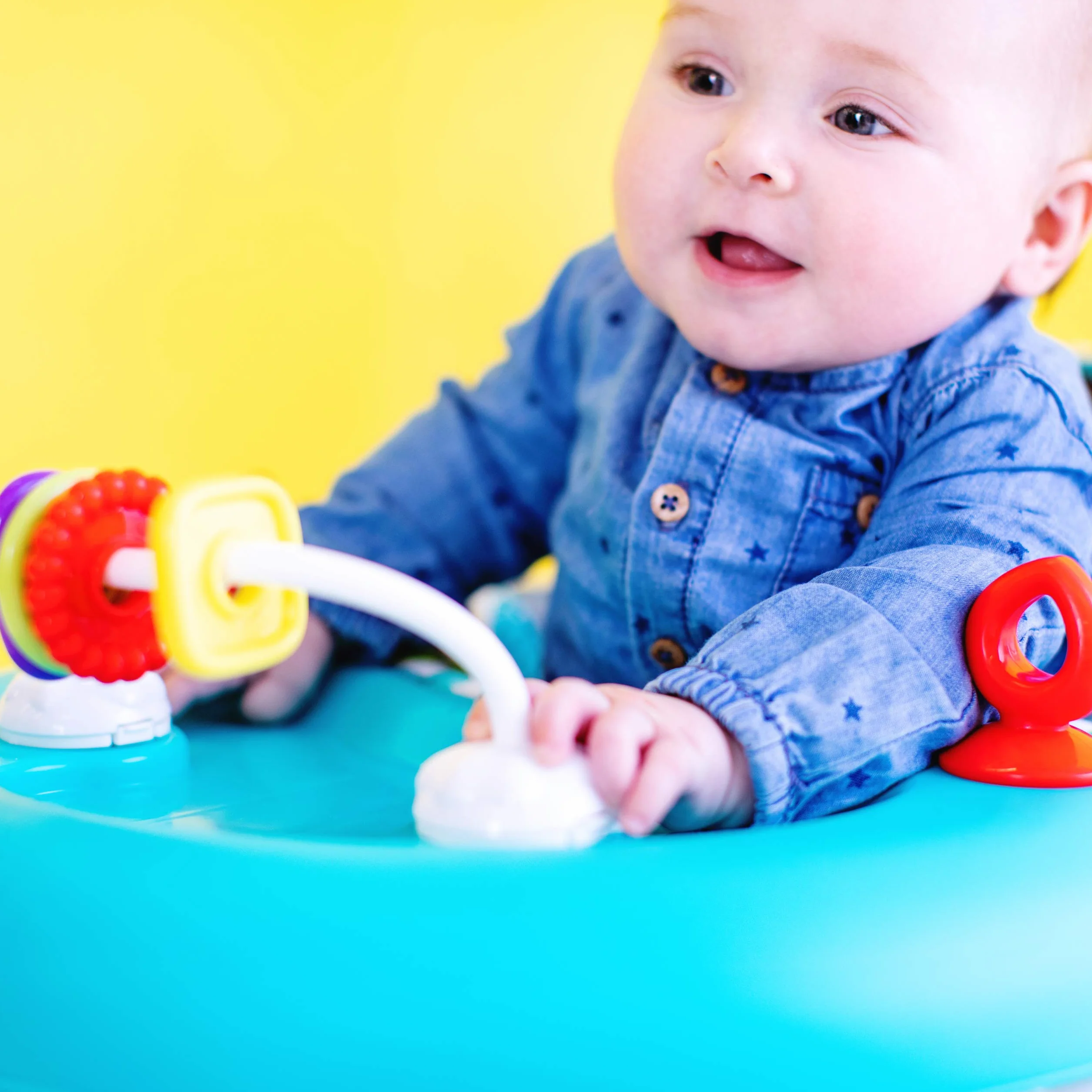 Bright Starts, Andador Primeros Pasos Plegable para Bebés Giggling Safari, juguete de ábaco divertido y colorido, altura ajustable, asiento extraíble, lavable a máquina, a partir de 6 meses