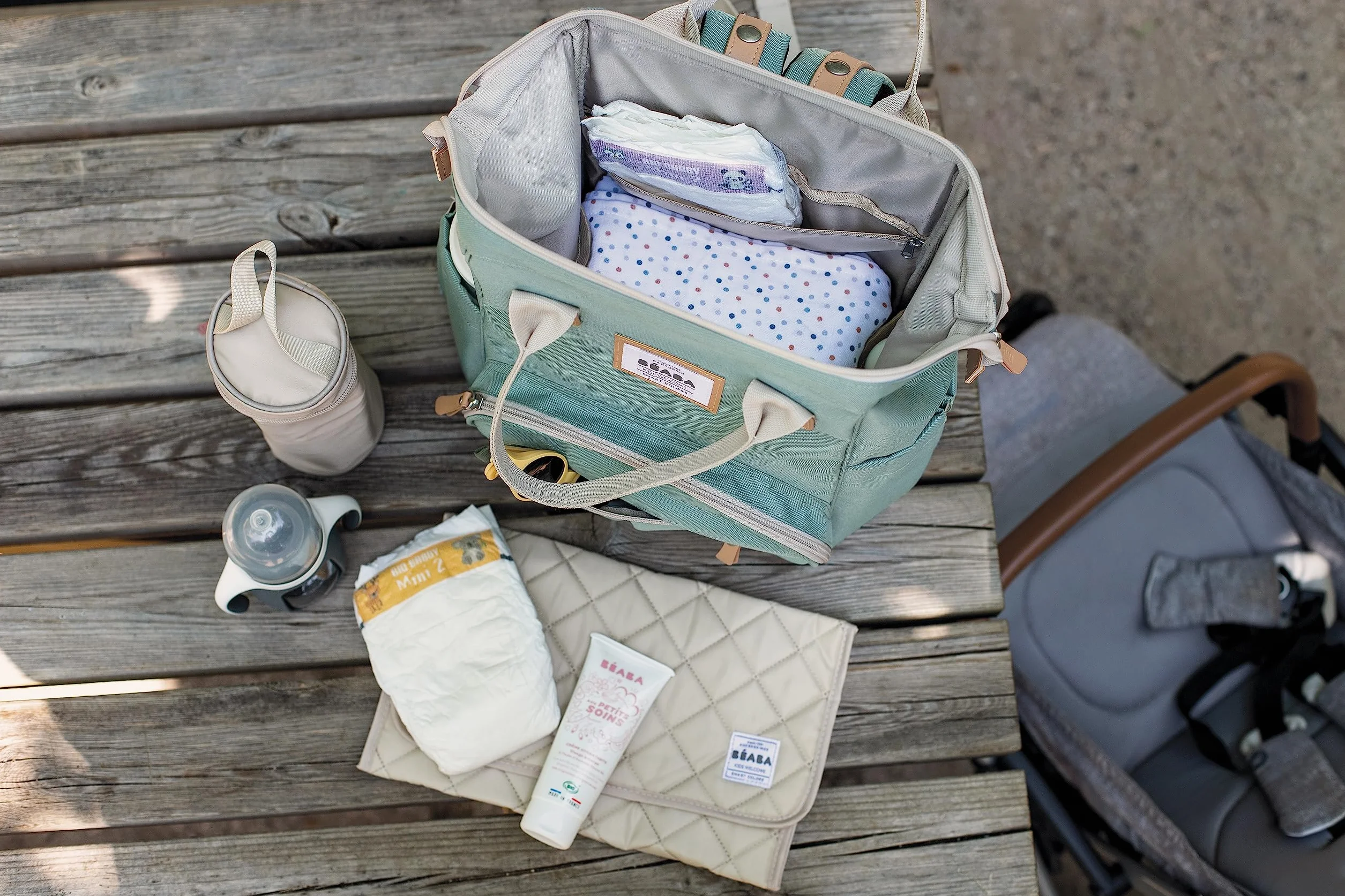 BÉABA, Mochila Cambiador Bebé, Gran Capacidad de Almacenaje, Múltiples Bolsillos, Cambiador Incluido, Gran Apertura, Bolsillos Aislantes, Bolsa de Viaje Multifuncional, Bolsa Wellington, Verde Salvia