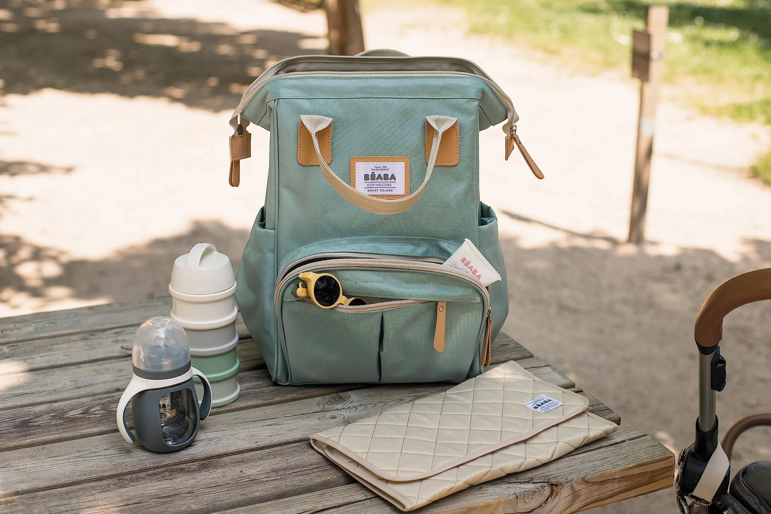 BÉABA, Mochila Cambiador Bebé, Gran Capacidad de Almacenaje, Múltiples Bolsillos, Cambiador Incluido, Gran Apertura, Bolsillos Aislantes, Bolsa de Viaje Multifuncional, Bolsa Wellington, Verde Salvia