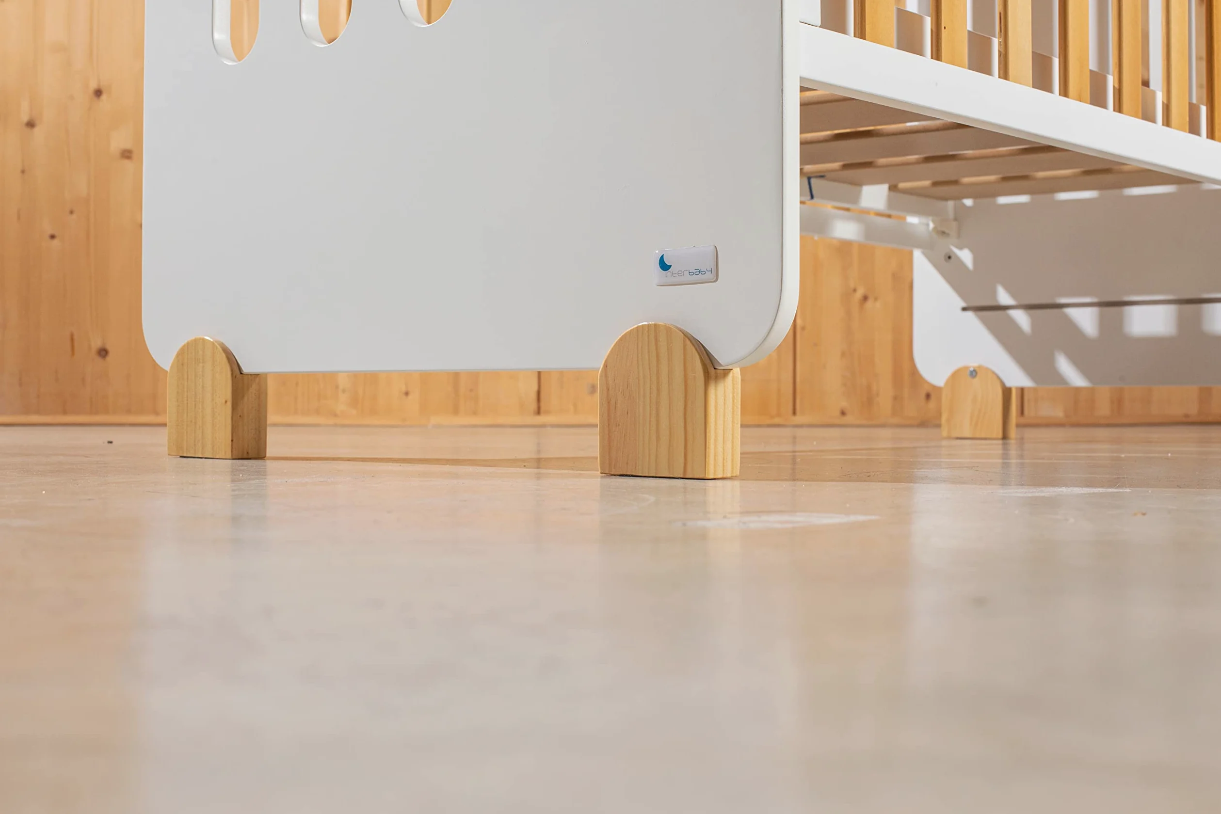 Interbaby Cuna Bebé Madera Star Nature | Cuna 120x60 con Lateral Abatible y 8 Posiciones de Somier | Madera Sostenible, Ruedas con Freno | Homologada Normativa Europea | Blanca