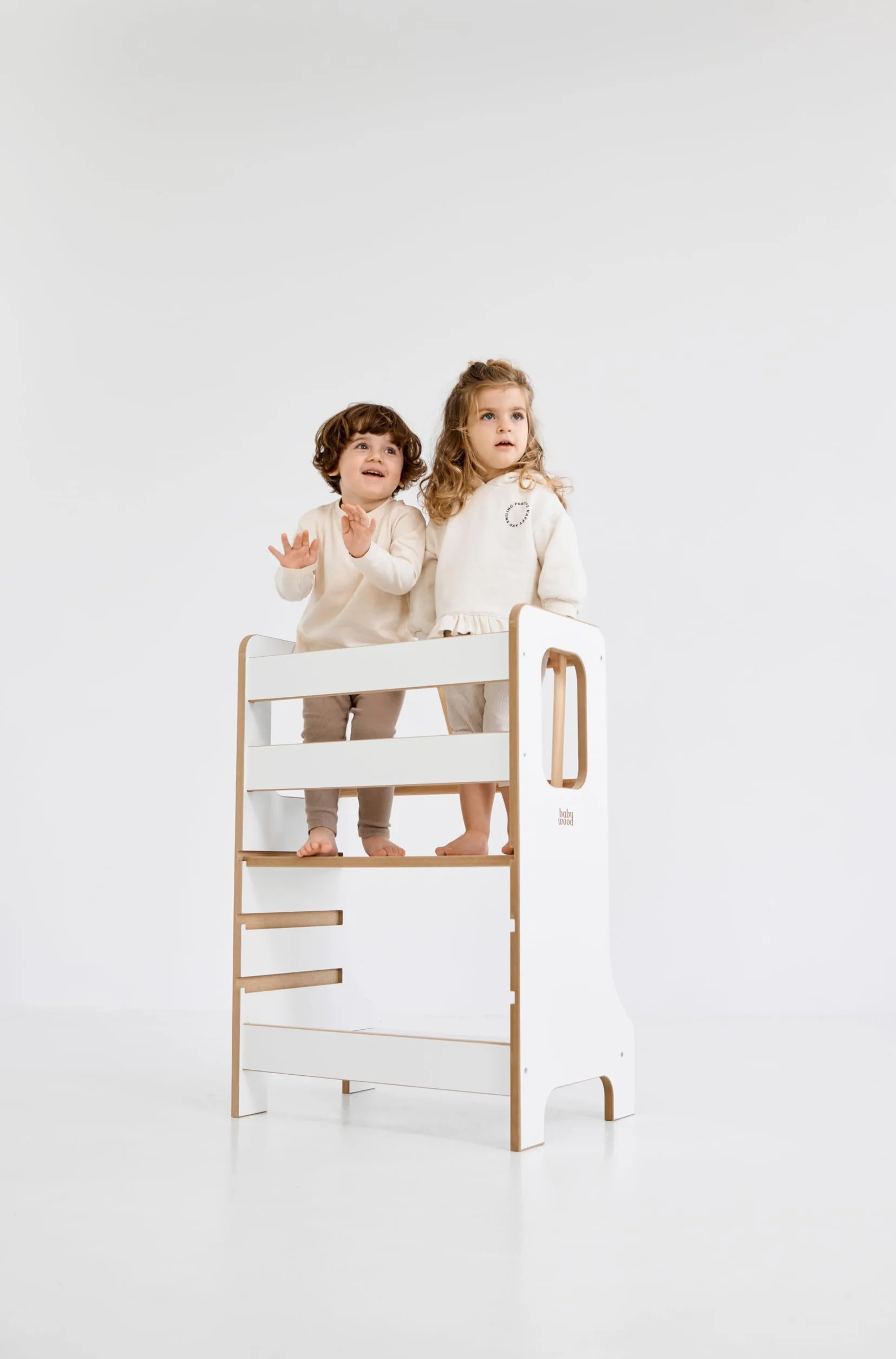 Torre de aprendizaje doble delgada de madera Montessori para hermanos