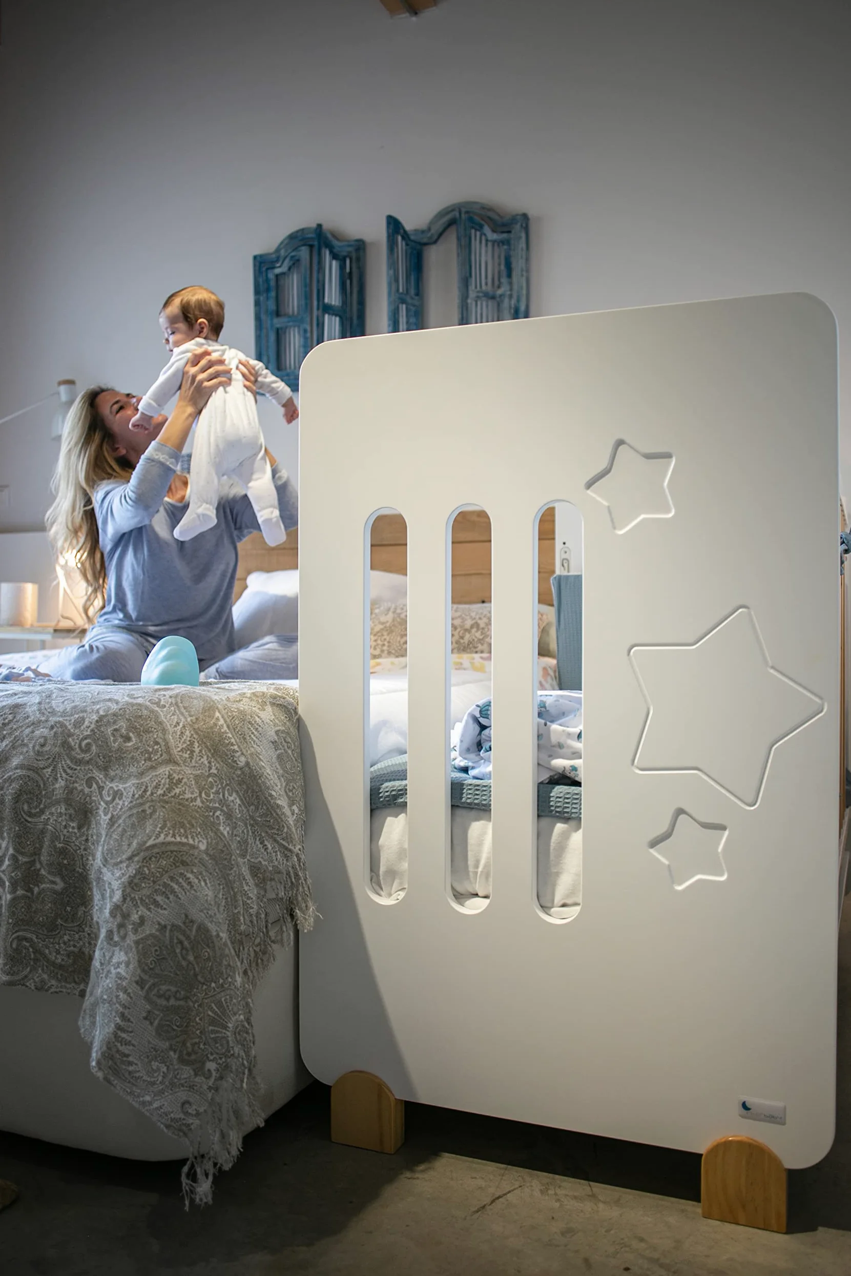 Interbaby Cuna Bebé Madera Star Nature | Cuna 120x60 con Lateral Abatible y 8 Posiciones de Somier | Madera Sostenible, Ruedas con Freno | Homologada Normativa Europea | Blanca