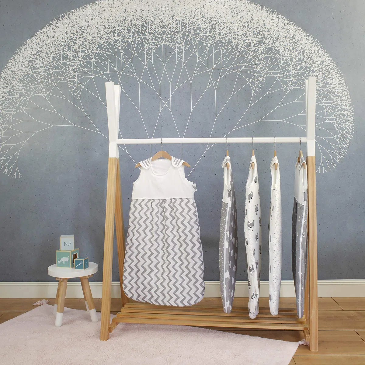 Puckdaddy - Perchero Infantil Hugo 115 x 50 x 142 cm de Pie - Madera Maciza de Pino, Diseño Tipi Blanco Natural - Colgador de Ropa con Zapatero para la Habitación Infantil y del Bebé