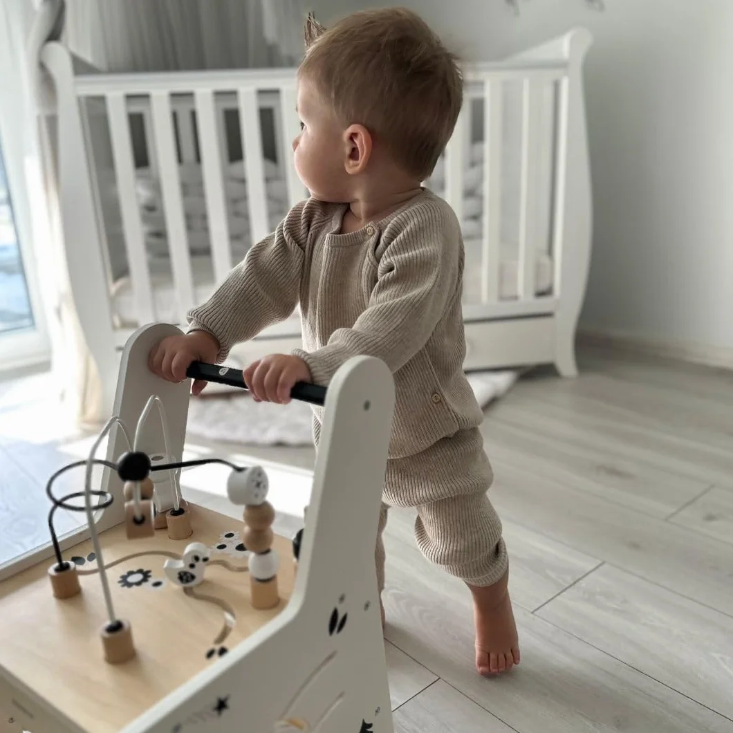 Mamabrum Caminadora y Andador Bebé 6 en 1 - Mesa Educativa de Madera con Ábaco, Engranajes y Juegos - Centro de Actividades para Primeros Pasos - 31 x 28 x 49 cm